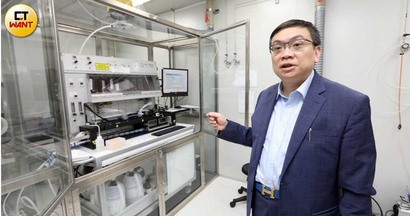 基龍米克斯於2022年設立核酸、胜肽CDMO廠,圖為基米董事長周孟賢,說明Dr. oligo核酸合成儀一次可以合成192條核酸,客戶今天下單,最快明天即可收貨。(圖/方萬民攝)