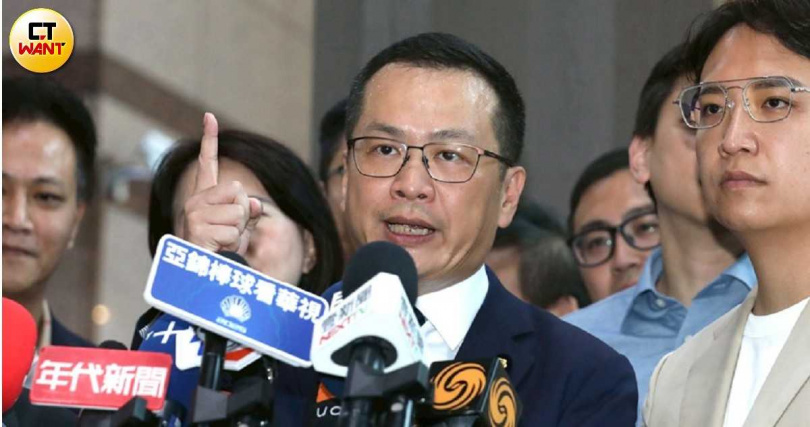 羅智強(中)承諾一旦當選國民黨主席,會積極處理人頭黨員問題。(圖/劉耿豪攝)