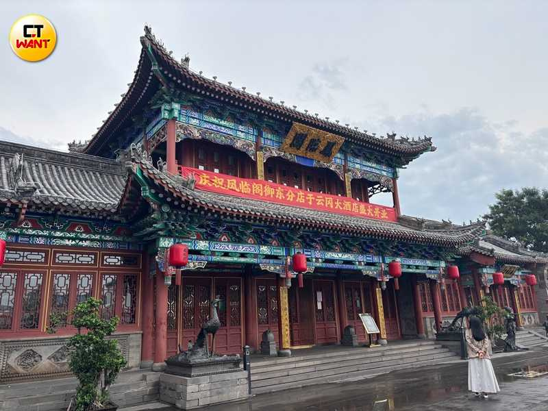 現今的鳳臨閣是在2011年斥巨資重建，其建築本身就是一件藝術品。（圖╱王若攝） 