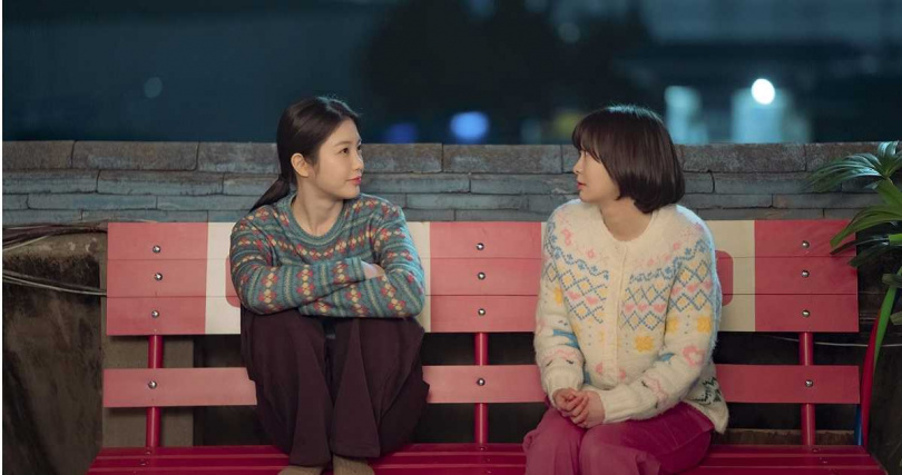 金多美（右）為戲做足準備，造型還原80年代氛圍。（圖／Hami Video提供）