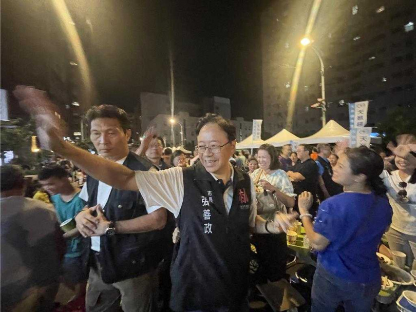 &nbsp; 中秋夜桃園中壢萬人封街烤肉，熱鬧的商圈馬路上擠滿民眾闔家團聚，左鄰右舍邊吃烤肉邊賞月。（圖／中國時報呂筱蟬攝）