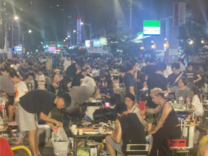 中秋夜桃園中壢萬人封街烤肉，熱鬧的商圈馬路上擠滿民眾闔家團聚，左鄰右舍邊吃烤肉邊賞月。（圖／中國時報呂筱蟬攝）