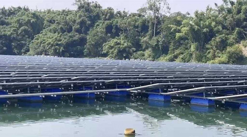 烏山頭水庫設置11.5公頃光電板，引發民眾憂心與質疑。(圖／報系資料照)