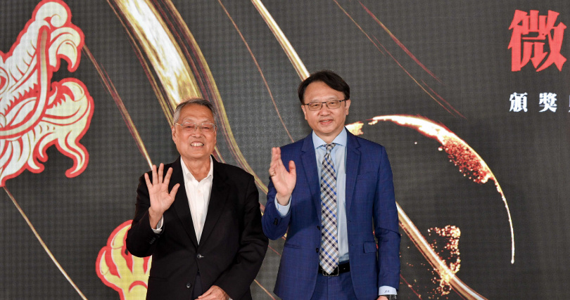 宏碁集團創辦人施振榮(左)與宏碁基金會董事長陳俊聖(右)合影。（圖片提供／宏碁）