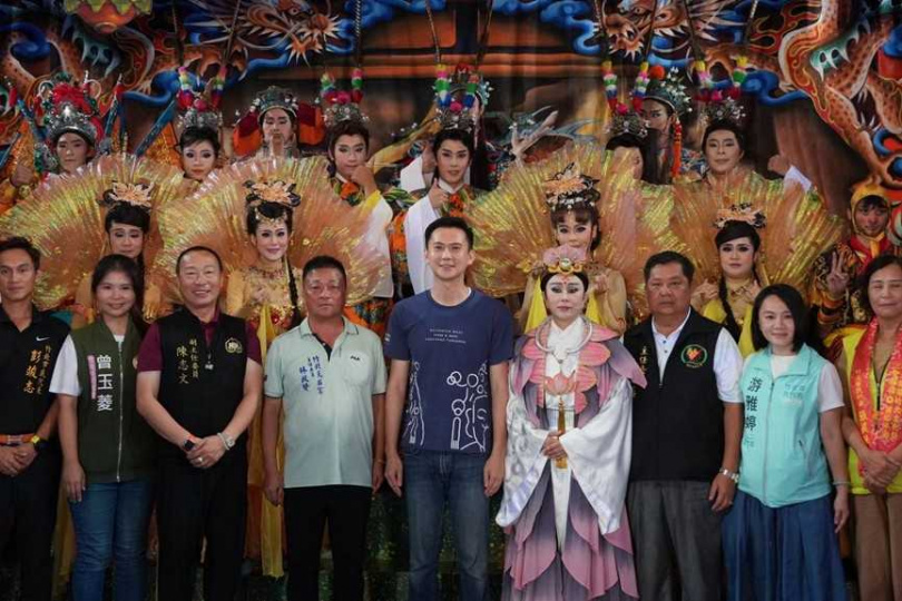 歌仔戲天團明華園台柱孫翠鳳（前排右四）率眾來到竹北市演出。(圖／翻攝自竹北市公所媒體群組）