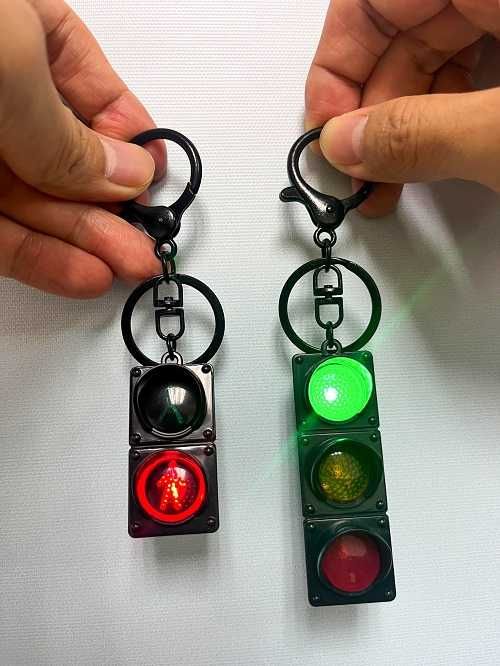 「小綠人行人號誌」鑰匙圈以閃動燈號模擬通行情境，讓交通安全教育融入日常生活。(圖片提供／苗栗縣政府)