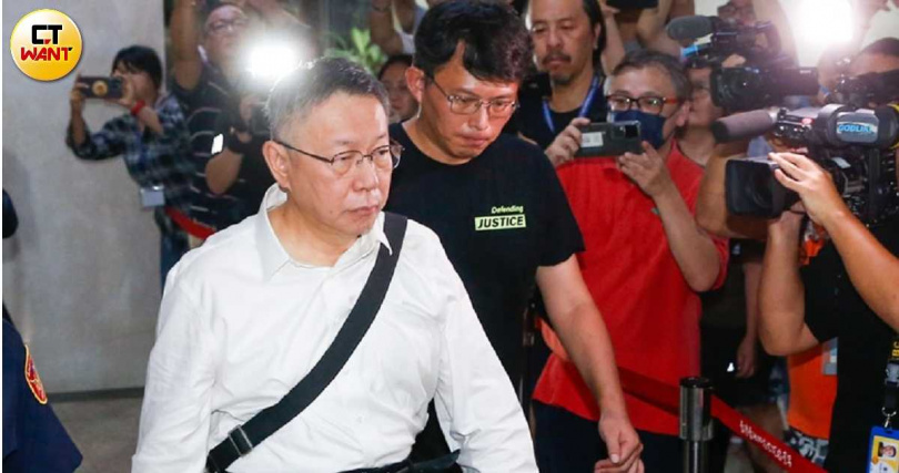 民眾黨創黨主席柯文哲（左）現正沉潛中。（圖／黃耀徵攝）