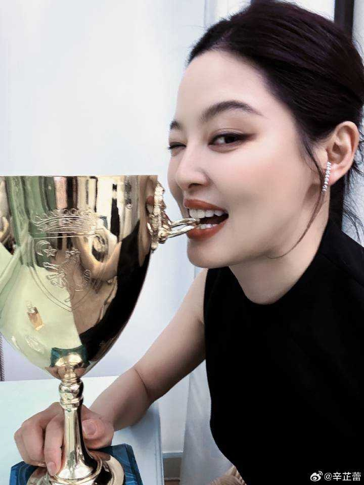 辛芷蕾得到威尼斯影展影后殊榮。（圖／翻攝微博／辛芷蕾）