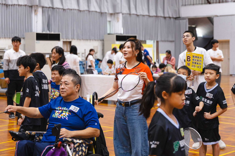 百萬 YouTuber「這群人」董仔和彰化學童、身障運動員同隊合作揮拍,響應五倍愛心運動物資。(圖片提供/波力集團)