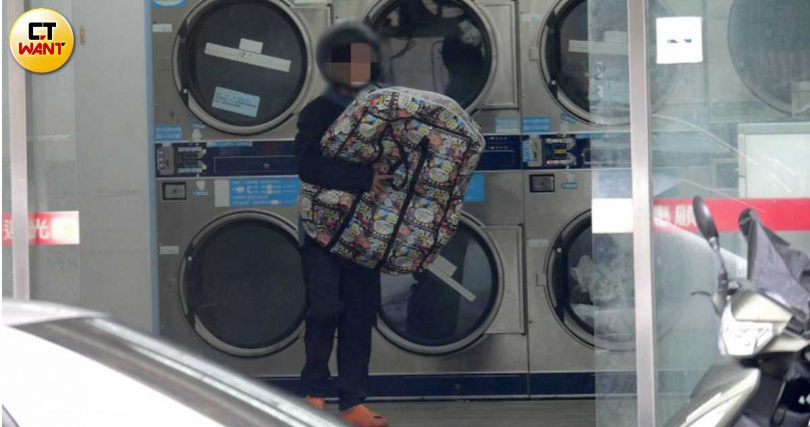 本刊直擊林廷憶的同居人騎車送洗衣服。(圖/本刊攝影組)