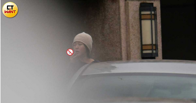 同居人出門後,林廷憶在樓下抽菸發呆。(圖/本刊攝影組)