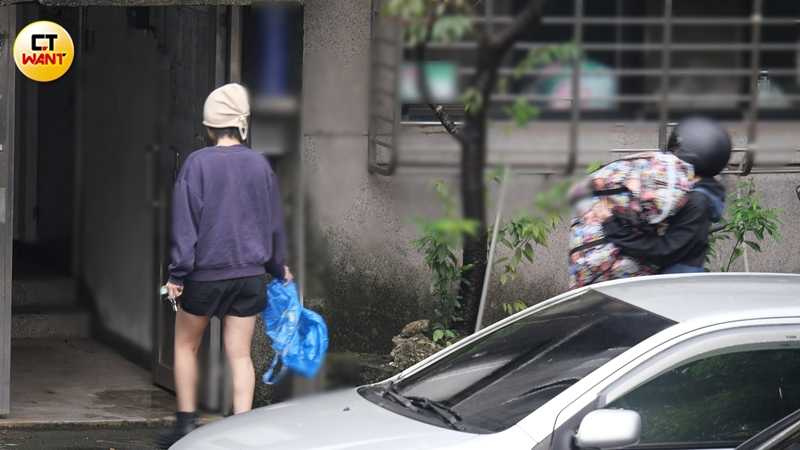 拿回洗好的衣服後，林廷憶與同居人分工走回住處。（圖／本刊攝影組）