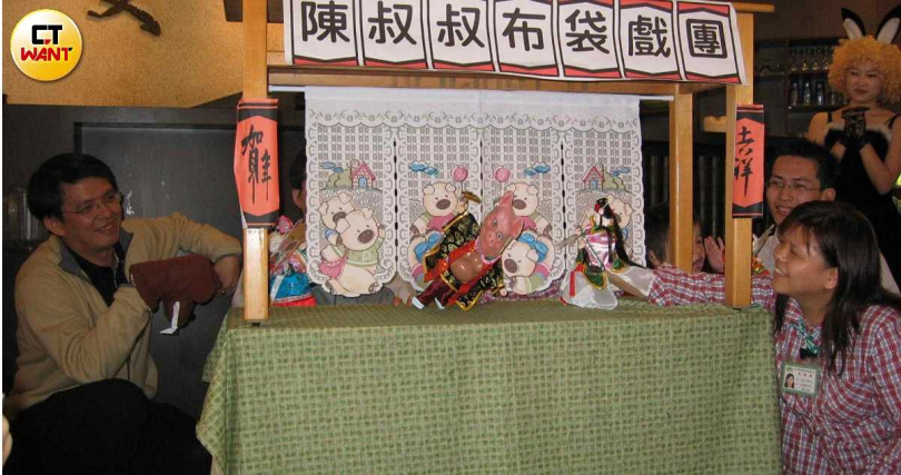 陳志聲從一己之力,小規模的公司尾牙邀請弱勢家庭共餐,到如今凝聚中部百家企業一起響應,活動人數已擴大到將近千人規模。圖為早年陳志聲於活動親自演出布袋戲與大家同樂。(圖/精湛建設提供)