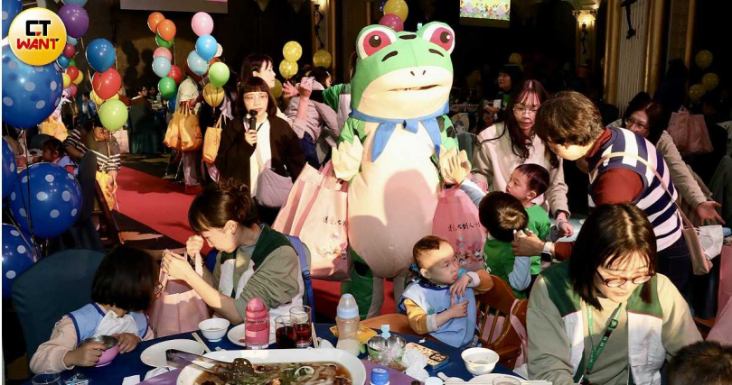 變裝玩偶與志工於活動中發送每位小朋友禮物袋,小朋友還能參與玩具抽獎活動,這對他們來說是相當難得的體驗。(圖/方萬民攝)