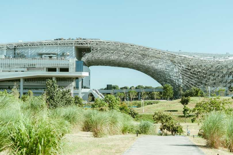 臺中國際會展中心（TICEC）建築以「大樹之門」（Tree Gate）為概念，將自然意象融入現代建築，已成為中台灣連結國際的重要門戶。（圖／業者提供）