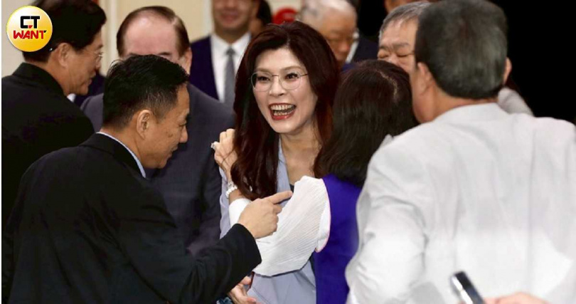 國民黨主席鄭麗文（圖中）希望4月底前宜蘭縣長選戰非綠整合完成。（圖／方萬民攝）