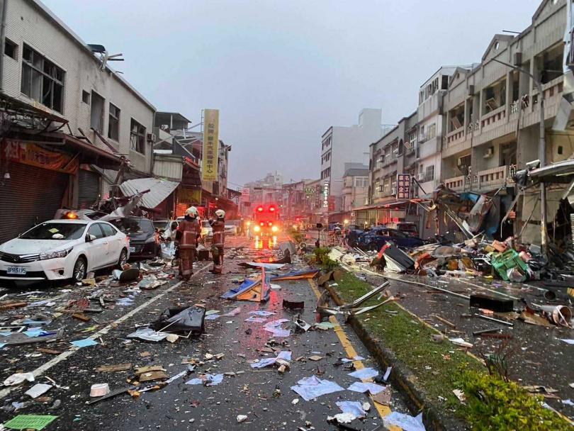 新竹市東區高翠路上一間便當店9日凌晨3時許驚傳嚴重氣爆事故。（圖／翻攝自施怡婷臉書）