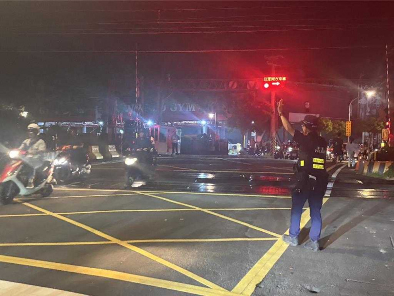 內壢站轉轍器異常造成列車暫停行駛，台鐵維修人員趕赴現場搶修，晚間8時51分恢復正常雙向通行。（圖／鐵路警察提供）