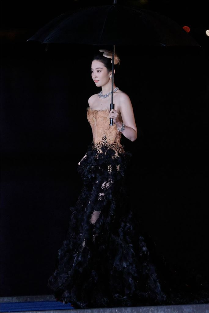 連續三年擔任 VOGUE 盛典紅毯壓軸嘉賓的劉亦菲,這次撐著黑傘神秘登場。(圖/翻攝自微博)