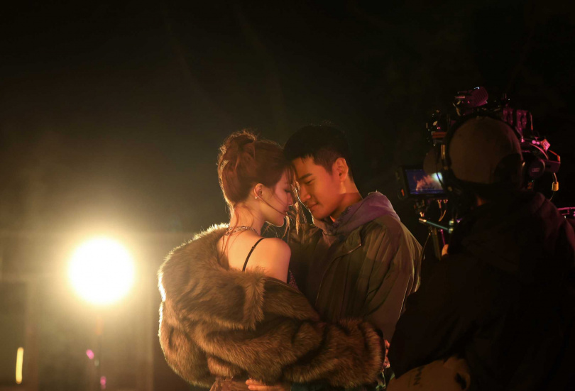 周興哲和舒華在MV中有親密戲，差點在幕前親下去。（圖／星空飛騰提供）