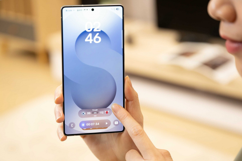 將日常操作和常用的應用程式整合至鎖定畫面，無需解鎖的狀況下輕鬆查看各種訊息和通知的Now Bar。（圖／台灣三星提供）