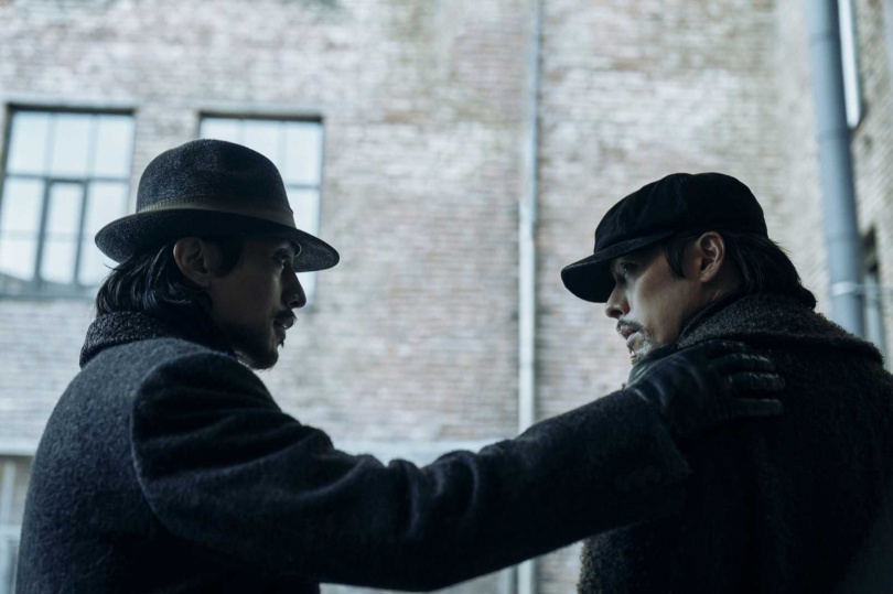 片中李棟旭不時與玄彬針鋒相對，兩人實則感情深厚。（圖／網銀國際提供）