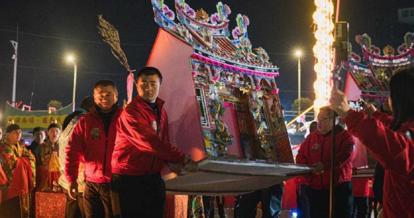 放水燈儀式莊嚴，吸引信眾一同參與（圖／洲美三王宮提供）。