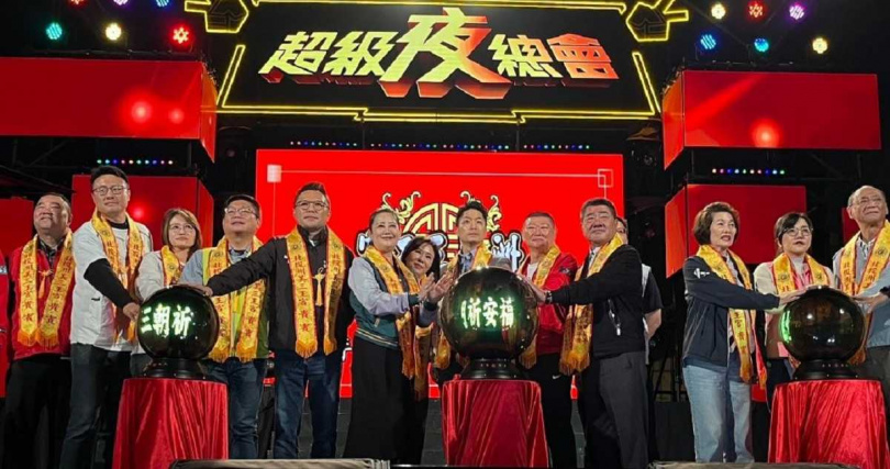 台北巿長蔣萬安及立委議員們一同參與啓燈儀式，見證這歷史一刻（圖／洲美三王宮提供）。