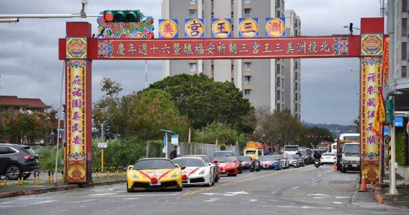 信眾們發心開自家超跑陪著古公三王遶境（圖／洲美三王宮提供）。