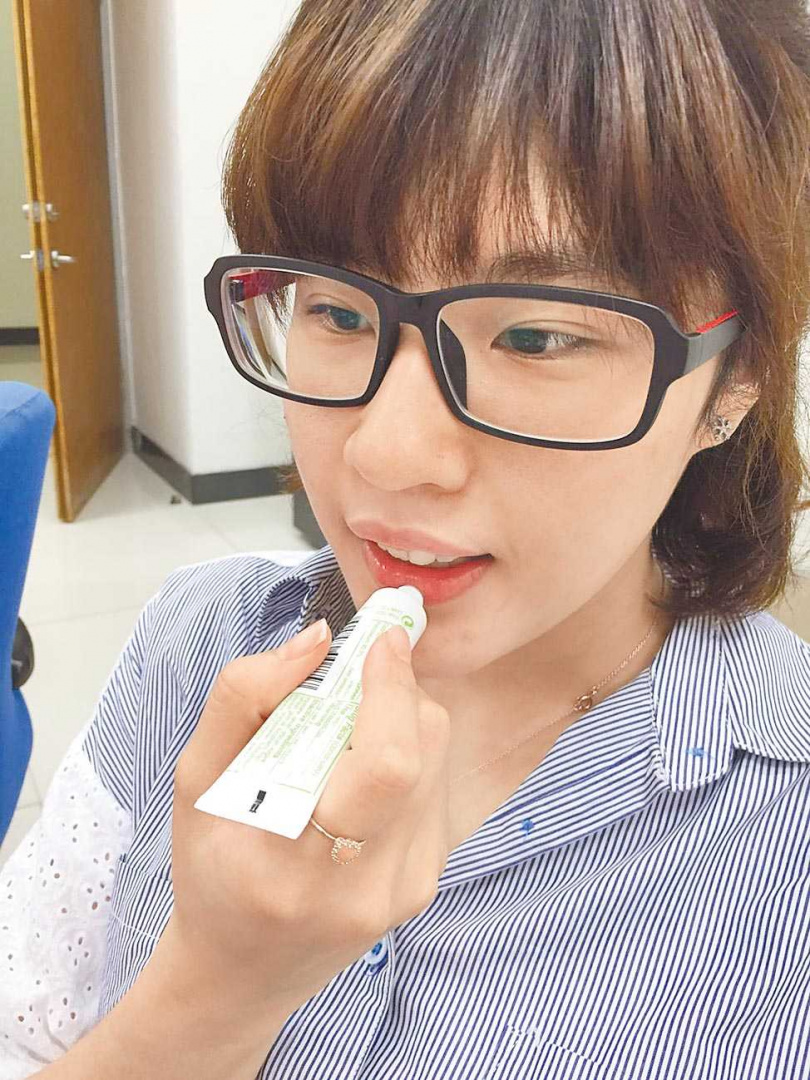 想求桃花者,小孟老師建議,可以買一個護唇膏放在紅包袋裡,放在床的右邊,每次出門觀想玫瑰花再擦護唇膏。(圖/報系資料庫)