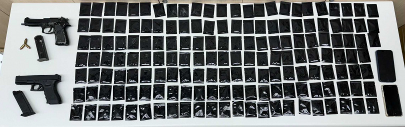 警方逮人後在劉男躲藏處查扣改造手槍與毒品。（圖／翻攝畫面）