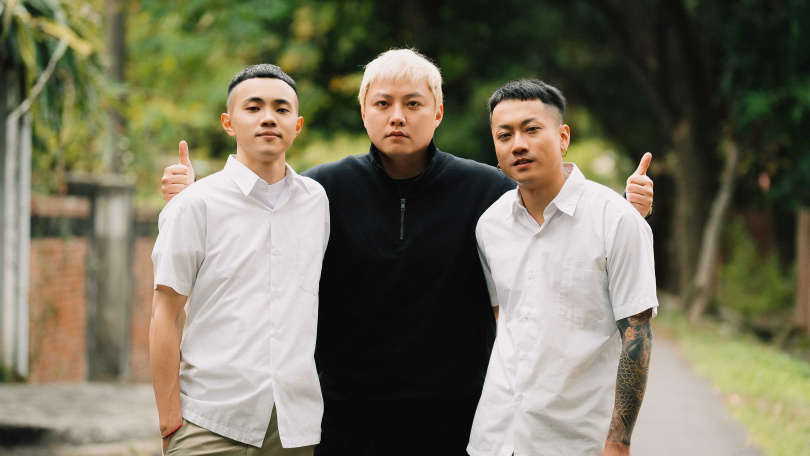 〈酒澆地板〉MV由五木（右）飾演故事中的歐吉虎。（圖／混血兒娛樂提供）