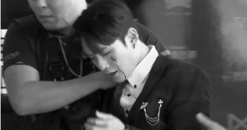 要命小翰打「地下拳王」宗健，導致對方濺血。