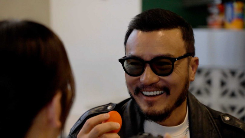 李銘忠與主持人劉品言(左)互相把紅雞蛋往對方額頭敲下去。(圖/鏡電視提供)