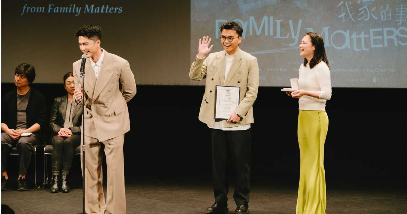 曾敬驊(左起)、導演潘客印、高伊玲當獎項宣布時,三人一同上台領獎。(圖/牽猴子提供)