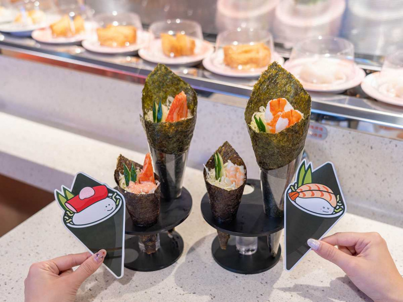 4/6前於爭鮮迴轉壽司、爭鮮PLUS內用巨無霸手卷，買大送小再送限量「走走公仔巨無霸貼紙」。（圖／爭鮮餐飲集團提供）