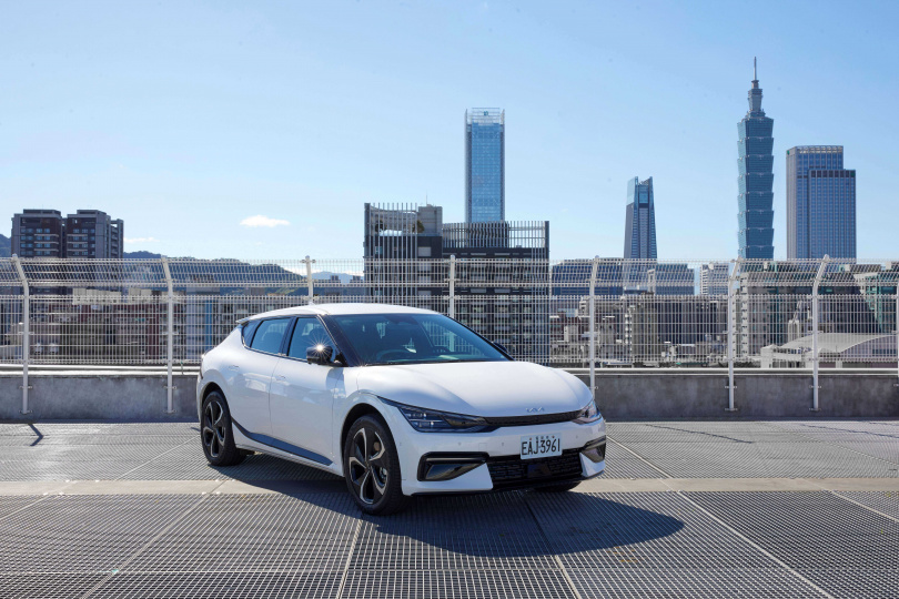 本月入主The Kia EV6  The Kia EV6 GT，可享「五年0元盡情駕馭」專案(總價值逾23萬元)，再享高額100萬0利率或首年低月付8,888元，並提供電動車高壓電池享八年16萬公里原廠保固。（圖／台灣森那美起亞提供）