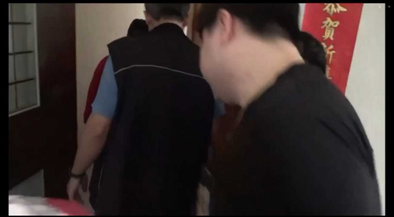 專案小組7日赴Gambler汐止住家搜索,起獲相關罪證。(圖/翻攝畫面)