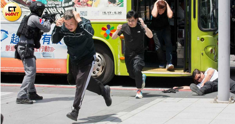 為迎接即將來臨的世壯運,北市今舉辦特勤維安反恐演練,信義分局進行公車人質挾持演練。(圖/黃威彬攝)