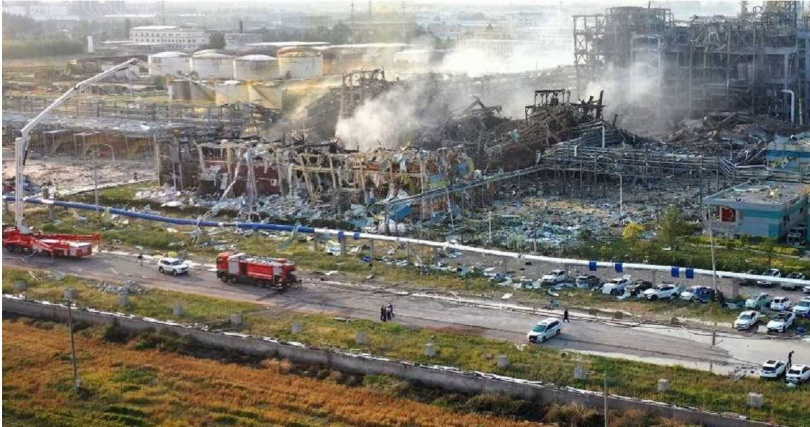 中國山東省高密市昨（27日）驚傳嚴重工安意外，一家化工廠發生大爆炸，團團濃煙直竄天際，該起事故也造成5死19傷的悲劇。（圖／擷取自X）