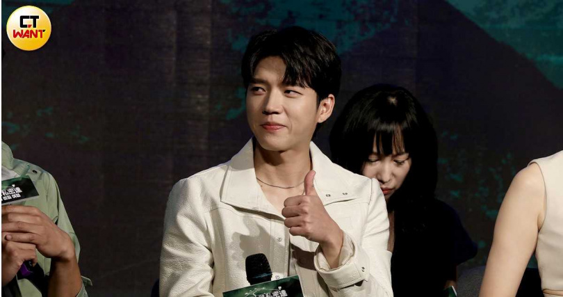 南優鉉最愛台灣火鍋,並推薦爸爸親烤的雞排給觀眾。(圖/侯世駿攝)