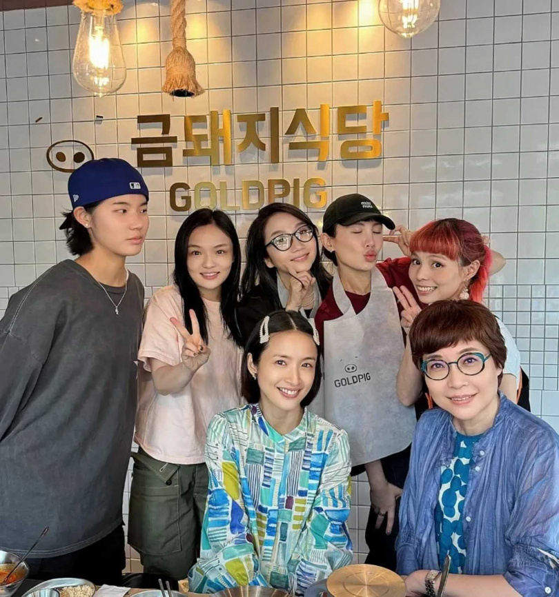 林依晨（前排左）五月與友人相聚，穿著寬鬆看不出孕肚。（圖／魏如萱IG）