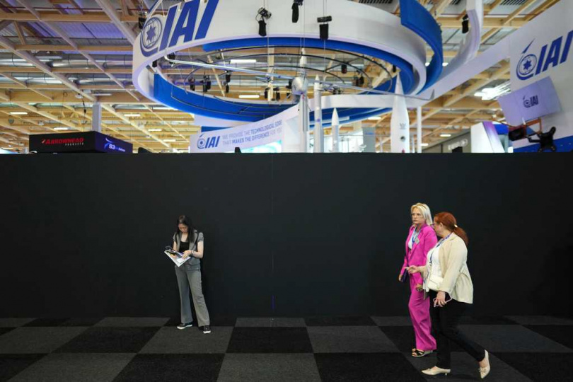 巴黎航展上，以色列展館被黑牆擋住。（圖／美聯社／達志）