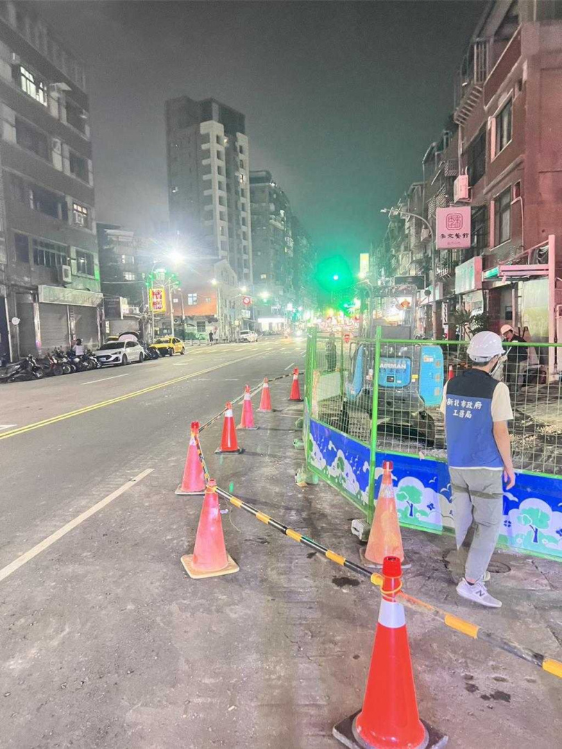 新北市三重區龍門路坍陷巨洞今（26）日19時48分已完成回填工程。（圖／新北市工務局提供）