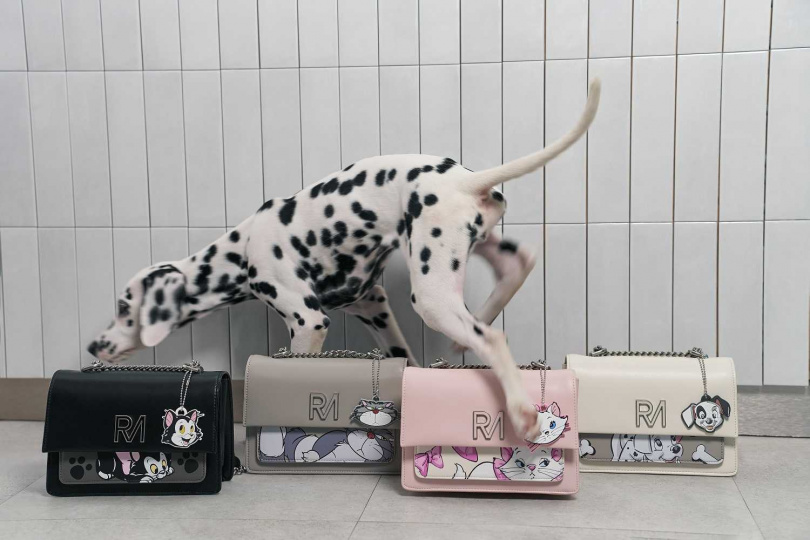 ROBINMAY狂派塗鴉斜背包（迪士尼貓狗系列）／ 2,480元（圖／品牌提供）