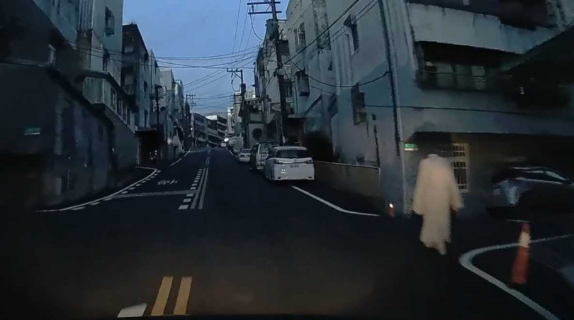&nbsp;有網友稱路邊出現「無頭人」。（圖／Threads@evil710428授權提供）