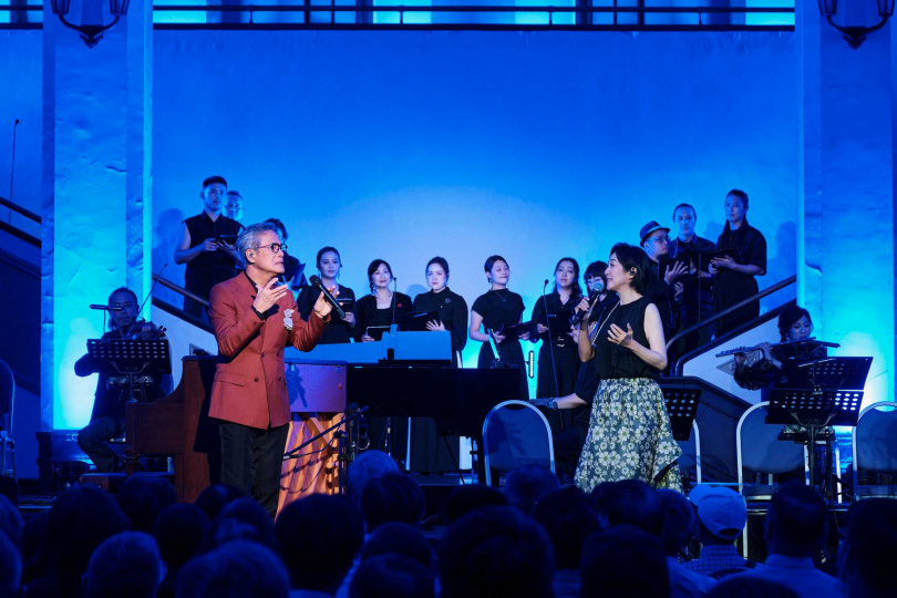 與羅大佑情同師生的黃韻玲，兩人一起合唱改編膾炙人口的〈望春風〉的〈望青春風〉。（圖／大右音樂提供）