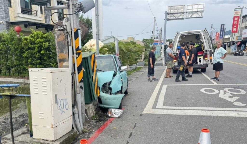 台東縣關山鎮民族路與和平路口28日發生婦人駕車自撞路口號誌意外。（圖／讀者提供蔡旻妤）