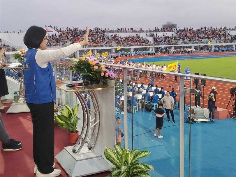 全新雲林縣立田徑場落成，今晚舉辦全縣運動會開幕式，也是第一天正式對外開放，湧進上萬名民眾觀賞，縣長張麗善向全縣運動員揮手致意。（圖／中國時報周麗蘭攝）