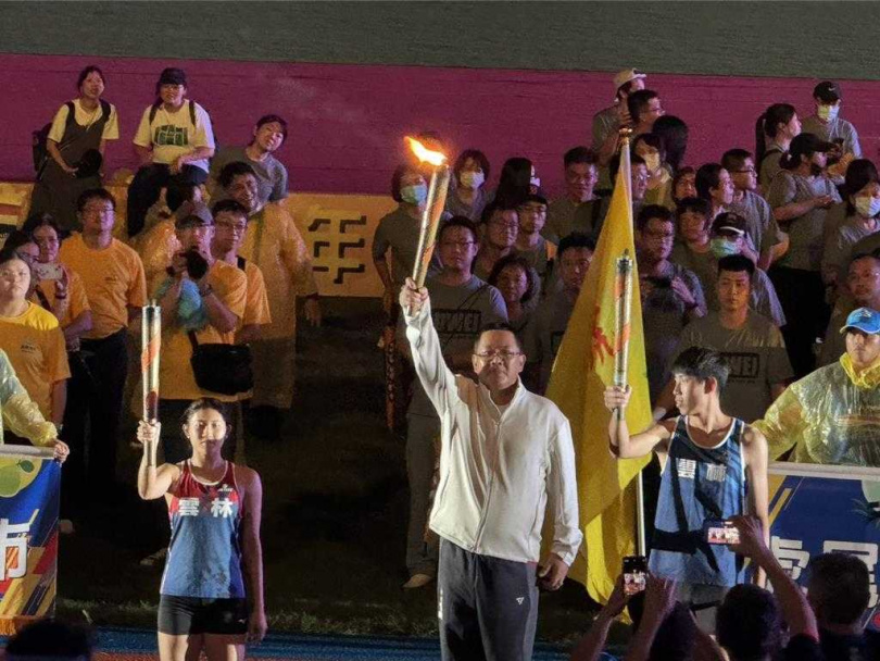 交通工務局長汪令堯持聖火進場，他是雲林縣田徑場完工達成不可能任務的最大功臣，現場觀眾給予熱烈掌聲。（圖／中國時報周麗蘭攝）